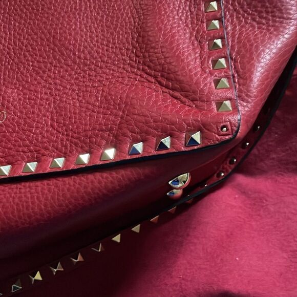 Valentino Garavani Medium Grainy Rockstud Bag - Picture 5 of 11